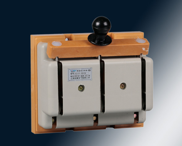 HD系列單投刀開(kāi)關(guān)、HS系列雙投刀開(kāi)關(guān)適用于交流50Hz、額定電壓400V、直流220V，額定電流至1500A的成套配電裝置中，用作手動(dòng)不頻繁接通與分斷交直流電…