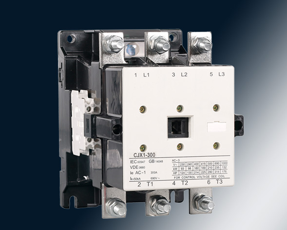CJX1交流接觸器適用于交流50Hz或60Hz、電壓至690V、電流至475A的電力線(xiàn)路中，供遠距離頻繁起動(dòng)和控制電動(dòng)機及接通與分斷電路。經(jīng)加裝機械聯(lián)鎖機構后組…